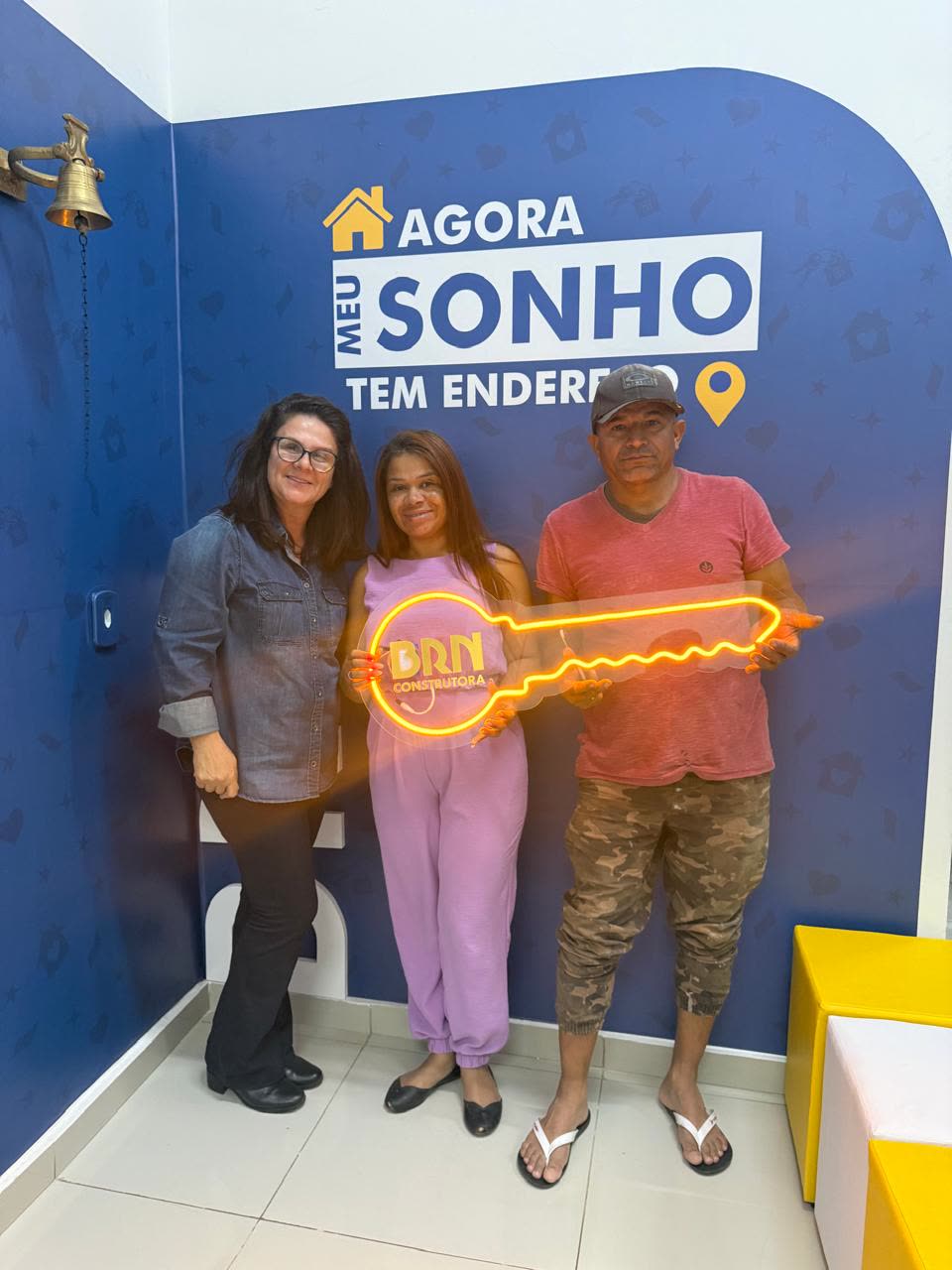 Família comemorando a entrega das chaves do imóvel novo