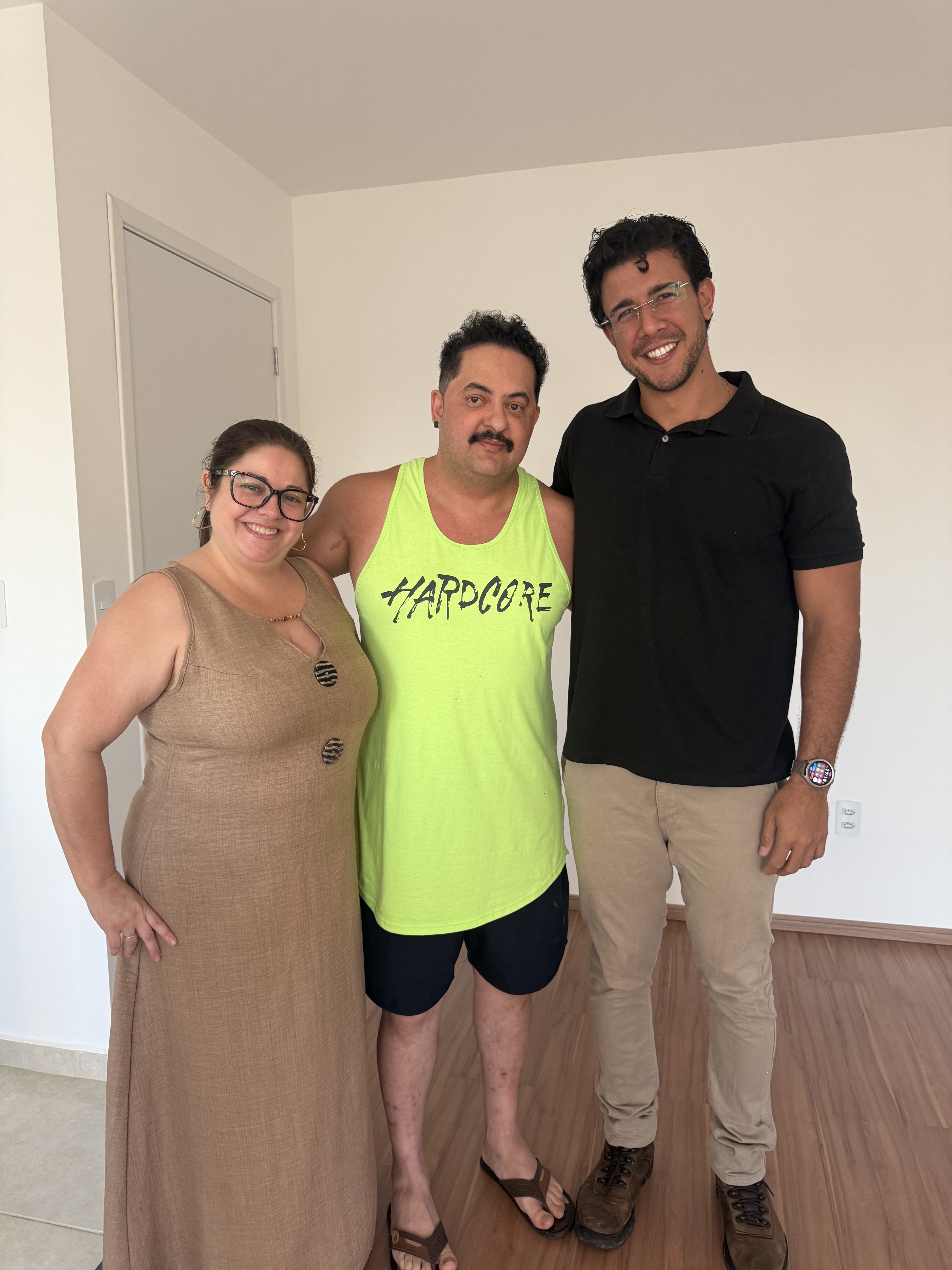 Clientes comemorando dentro do apartamento recém-entregue